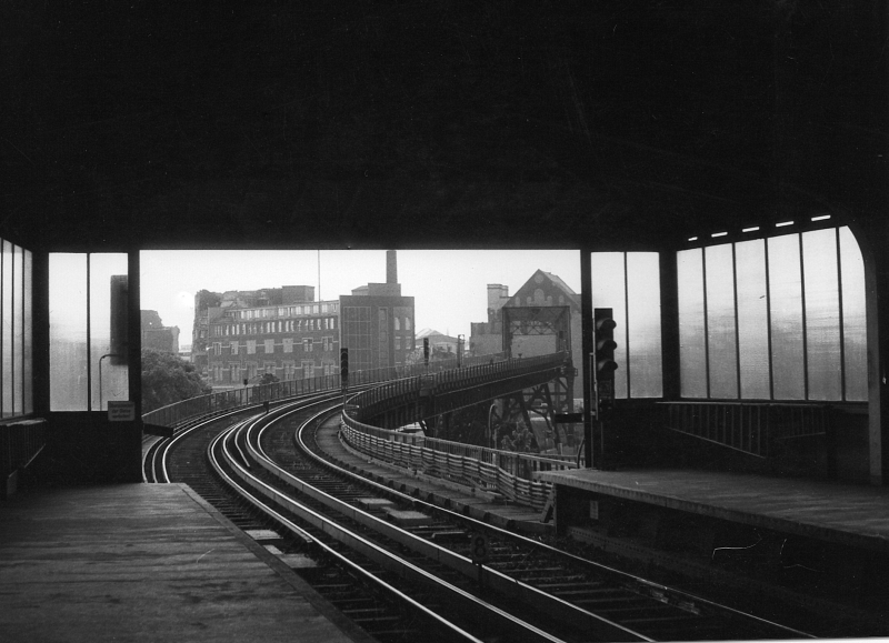 Blick von der Station Mckernbrcke in Richtung Gleisdreieck. Archiv - Scan vom Papierabzug. August 1977
