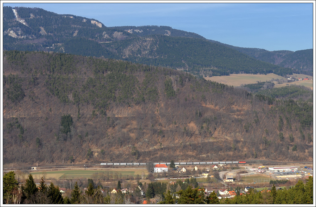 Blick von der Steinbauer Wiese aus (Semmering Nordrampe) nach Schlglmhl und 1144 mit einem Gterzug am 3.3.2012.