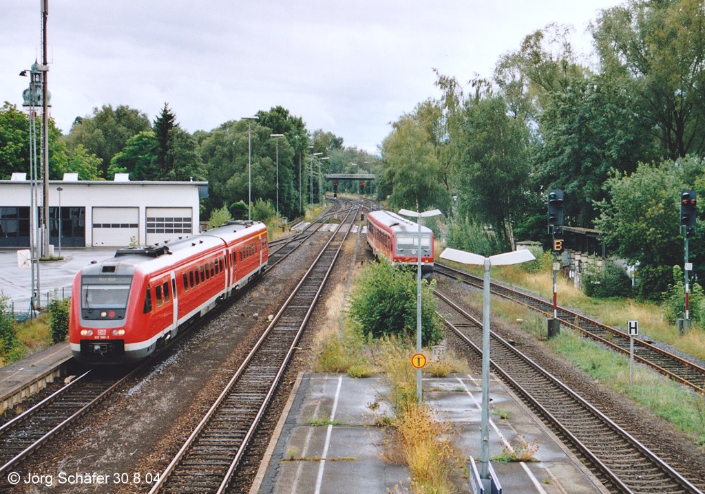 Blick von der Straenbrcke ber den Bahnhof Oberkotzau nach Sden am 30.8.04:  Links 612 589 als RE nach Hof, der am Bahnsteig von Gleis 3 nicht halten wird und rechts ein VT 628/928 als RB nach Mnchberg.