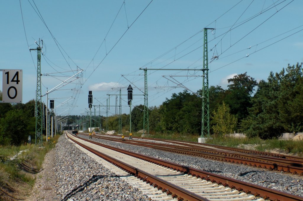 Blick vom sdlichen Ende auf die sanierten Bahnanlagen des Bahnhofes Kratzeburg, der berhol- und Begengnungsbahnhof bleibt.
04.09.2012 am KM 14,0 gegen 11:45 Uhr auf einer Radtour aufgenommen.