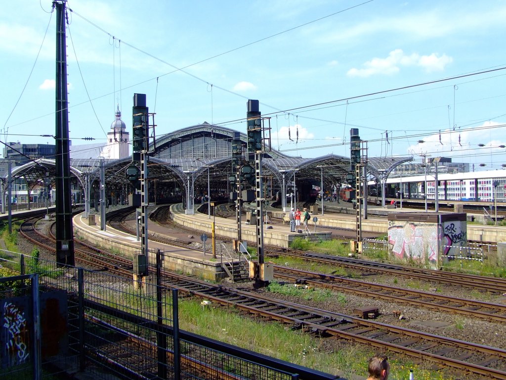 Blick von Südosten auf den Hauptbahnhof Köln am 14.08.2010. Der Hbf Köln gehört zu den Eisenbahnkonten in Deutschland von hier fahren täglich 243 Fernverkehrszüge, 521 Nahverkehrszüge und 466 S-Bahnen ab. 
