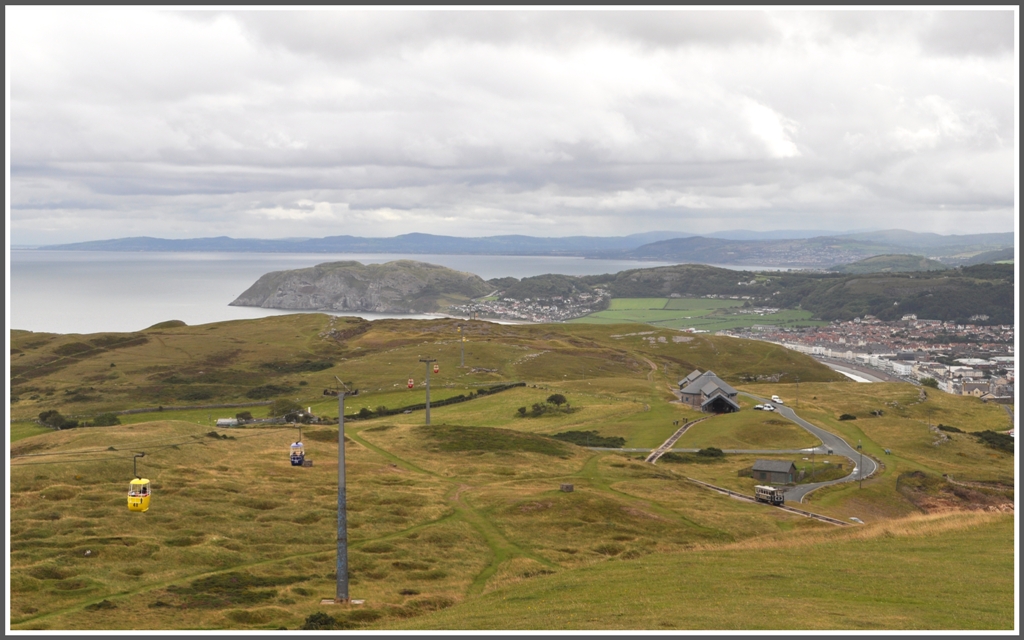 Blick vom Summit des Great Orme 207m ber die Halfway Station hinber auf den Little Orme 141m. Dazwischen liegt das Seebad Llandudno mit dem lngsten Pier von Wales 572m. Seit 1902 fhrt die Great Orme Tramway auf den  Berg  und seit 1969 zustzlich eine Gondelbahn. (13.08.2011)