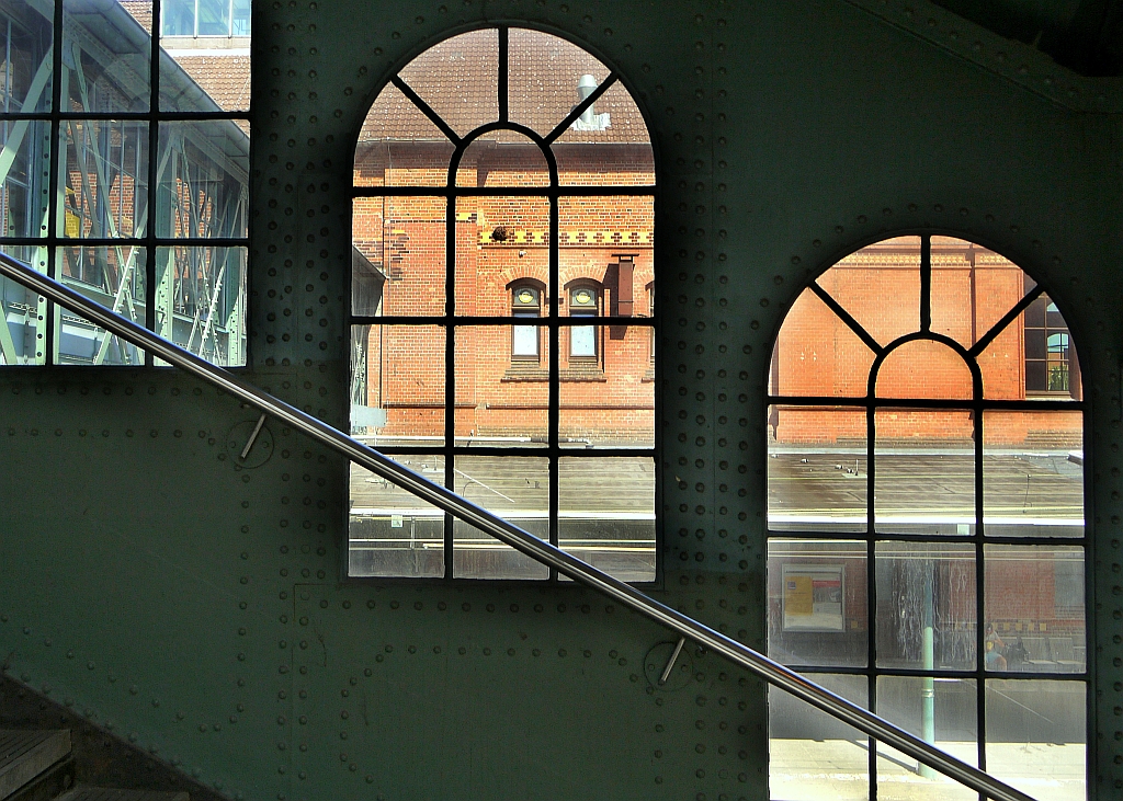 Blick vom Treppenhaus zum Bahnsteig 1 auf das Inselgebude des Bahnhofs Hamburg-Harburg. 9.6.2013