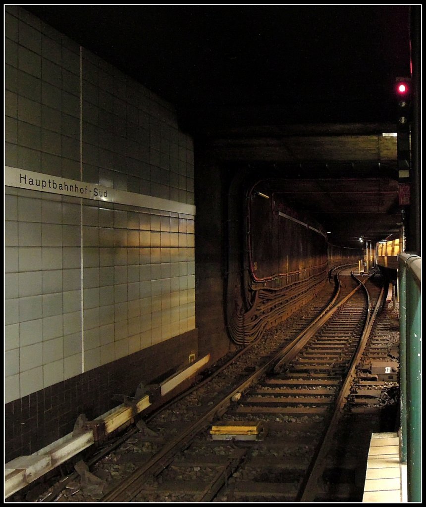 Blick in den Tunnel der Hamburger U-Bahnstation  Hauptbahnhof-Sd , beleuchtet durch einen ausfahrenden Zug der Linie U1 Richtung  Berliner Tor . 1.7.2013