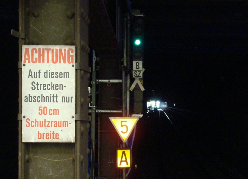 Blick in den Tunnel der U3 an der Station Sternschanze. Im Hintergrund sind schon die Lichter des Umsteige-Bahnhofs Schlump zu sehen. 29.5.2010