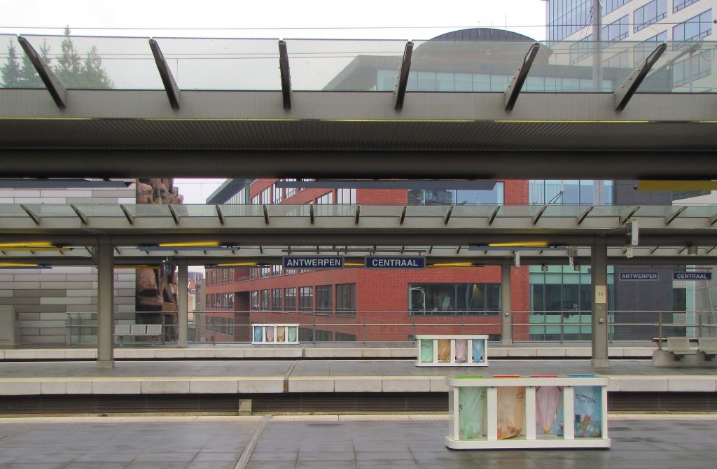 Blick �ber die Bahnsteige 2 bis 6 in Antwerpen Centraal, 23.11.2011.