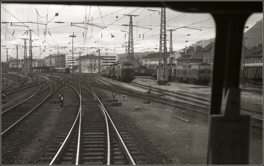 Blick ber die Einfahrt in den Bahnhof Singen. Rechterhand die stattliche Loksammlung, die sich jeden Sonntag in Singen einfand. (Mrz 1979)