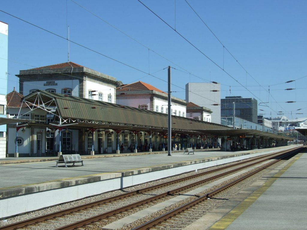 Blick ber die Gleise 1+2 sowie 3+4 (Vordergrund) zum Hauptgebude des Bahnhofes  Campanha . DIeser ist der  Fernbahnhof  von POrto, ao auch die Schnellzge nach Lissabon und Faro fahren.
Porto, der 21.5.2010