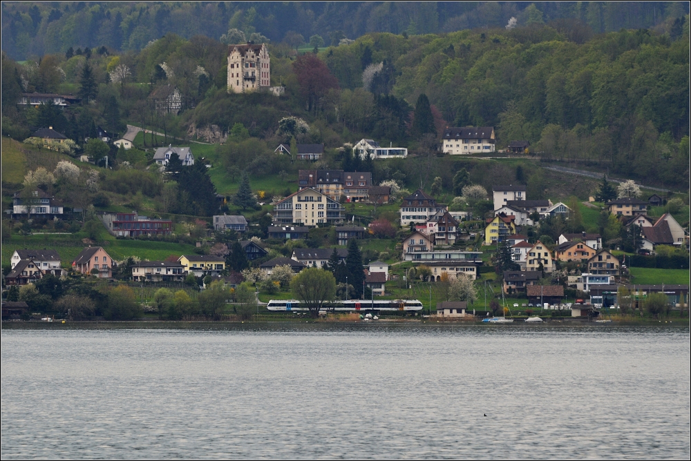 Blick ber die Grenze... nach Mannenbach-Salenstein im April 2013. Der GTW der Thur(gau-)Bo(densee) erreicht in krze den Dorfhaltepunkt.