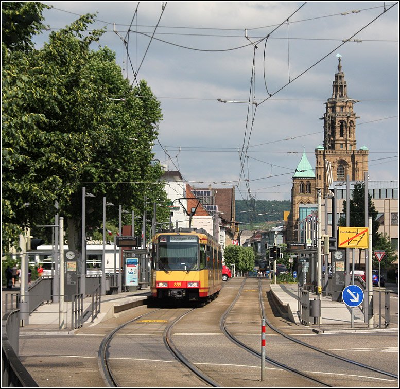 Blick über die Haltestelle  NeckarTurm am Kurt-Schumacher-Platz  in Richtung der Heilbronner Innenstadt. 

12.06.2010 (M)