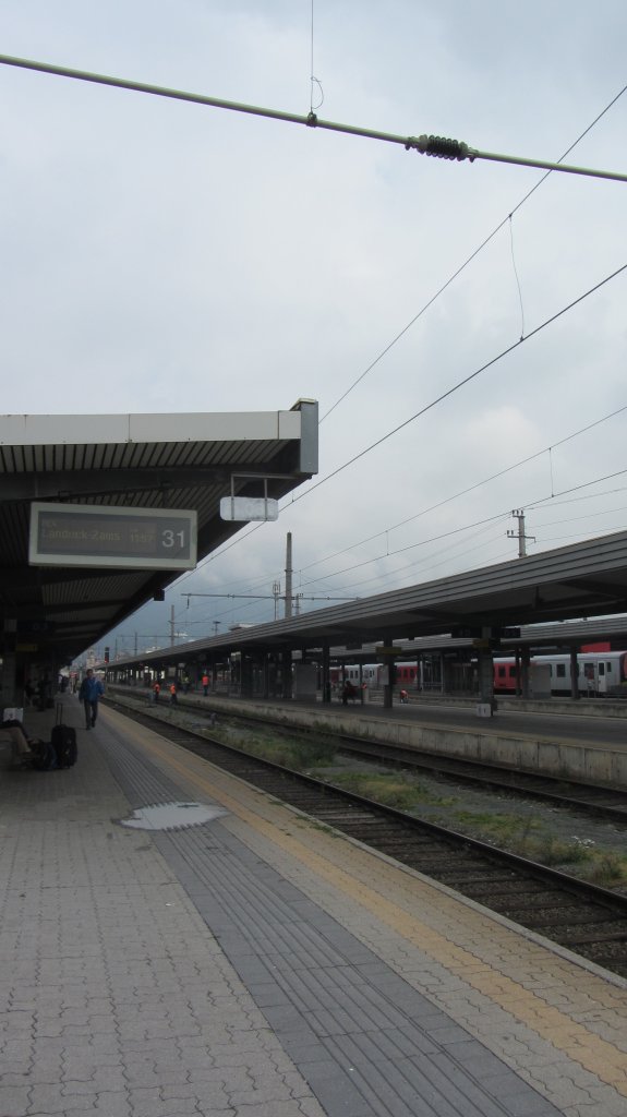 Blick ber den Innsbrucker Hauptbahnhof von Gleis 31 am 6.9.2012 gegen Mittag.