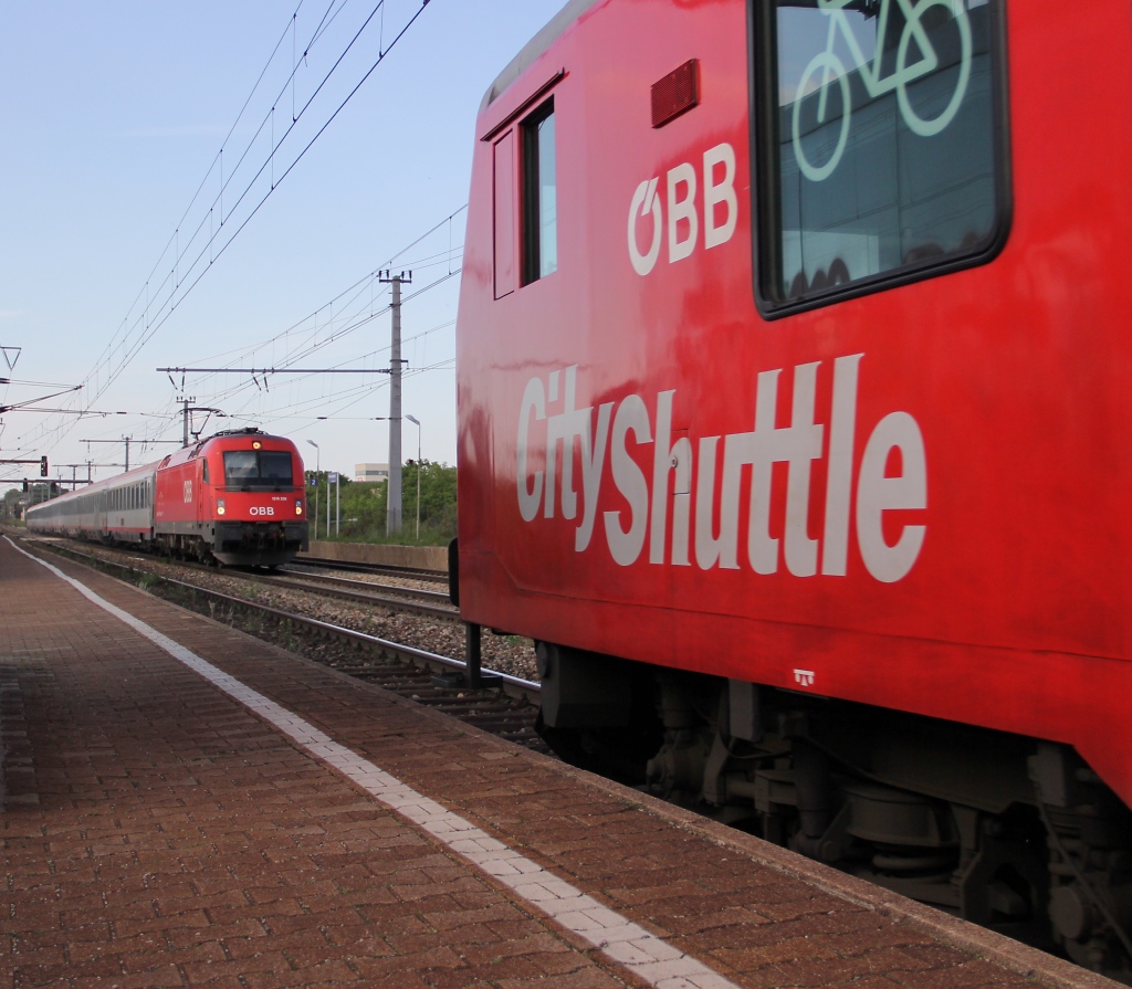 Blick ber den Kopf des City Shuttle-Steuerwagens auf 1216 230 mit OIC in Richtung Simmering. Aufgenommen am 14.05.2013 in Wien Haidestrae.