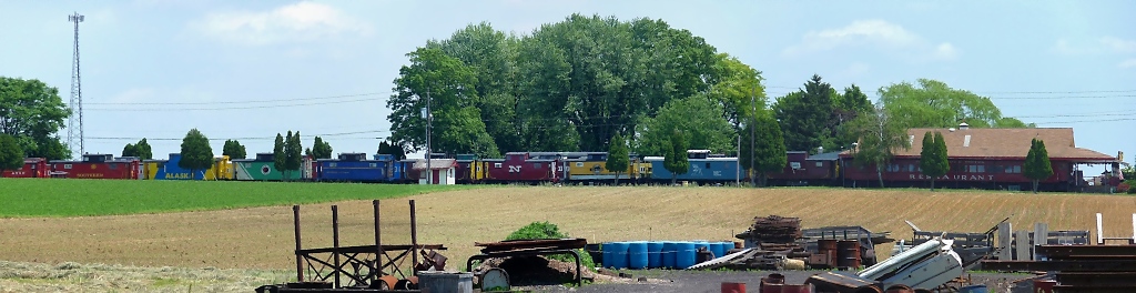 Blick ber den Schrottplatz der Strasburg Railroad auf das Red Caboose Motel (02.06.09)