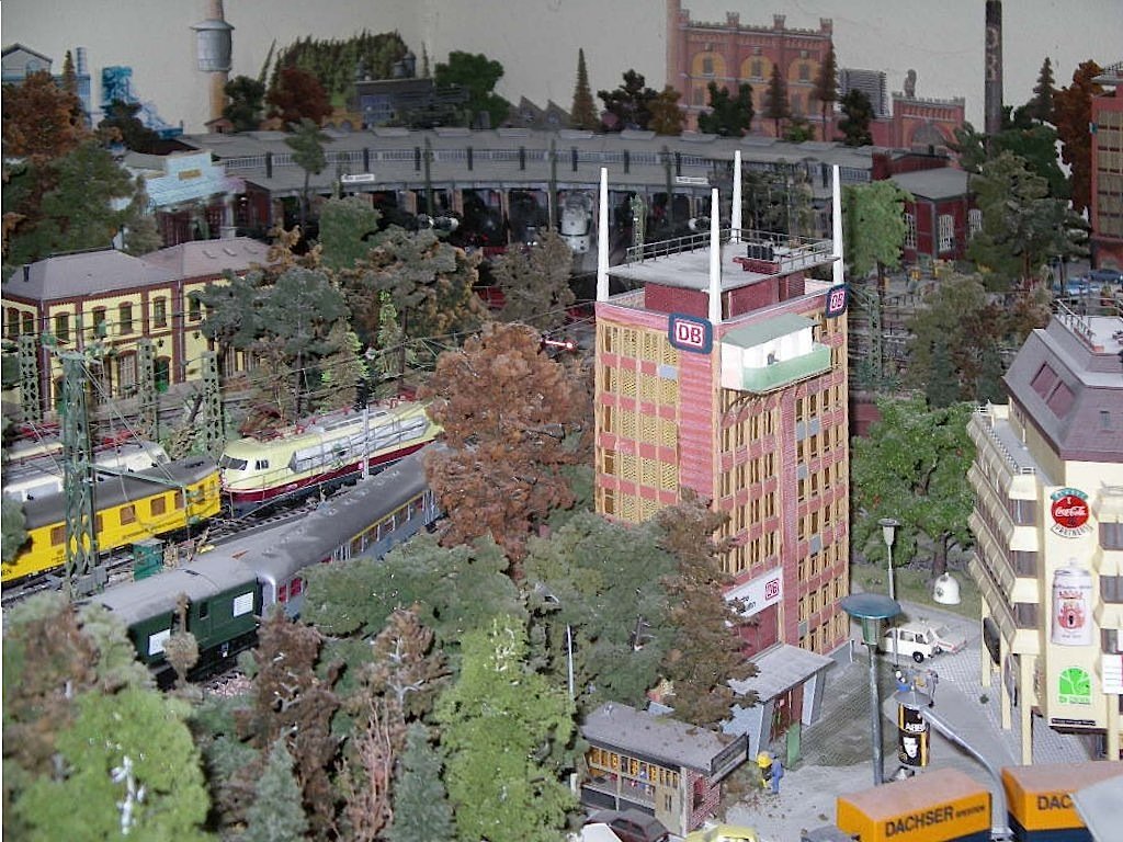 Blick ber das Verwaltungsgebude zum Dampflok-BW