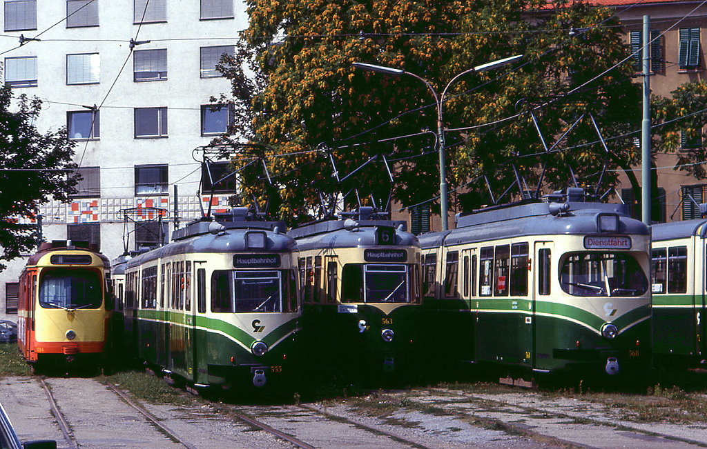 Blick �ber den Zaun: Duisburg Tw 1084 wartet in der Remise Steyrgasse in Graz auf seine weitere Verwendung, danaben sind ehemalige Wagen aus Wuppertal abgestellt. Tw 1084 war am 23.08.1993 noch nicht in Graz in Fahrt gebracht, sp�ter war er noch als 528 dort unterwegs. Die ehemaligen Wuppertaler laufen in Graz nicht mehr. Tw 555 ex Wuppertal 3812, Tw 563 ex Wu 3803, Tw 568 ex Wu 3817.