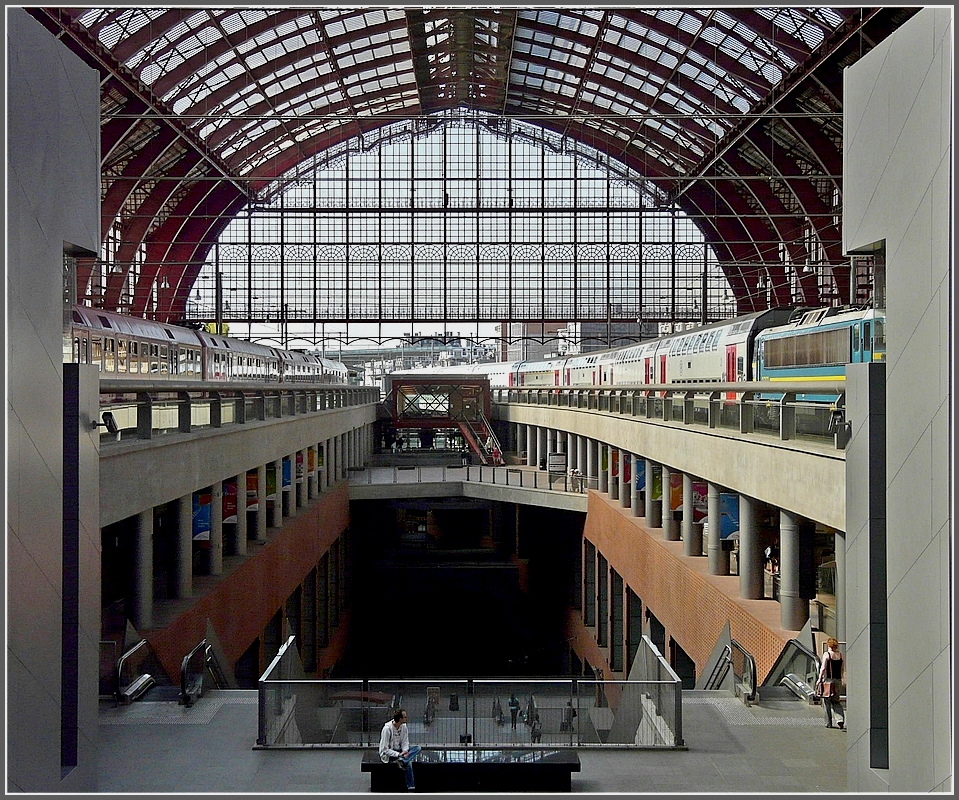 Blick in den Untergrund des Bahnhofs Antwerpen Centraal. 23.06.10 (Jeanny)