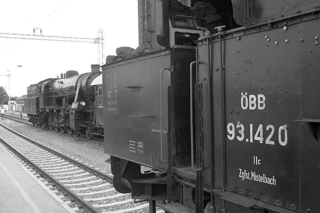 Blick vorbei an der NLB 93.1420 auf die BUB 33.132 am 22.09.2012 im Bf. Mnchhof Halbturn.