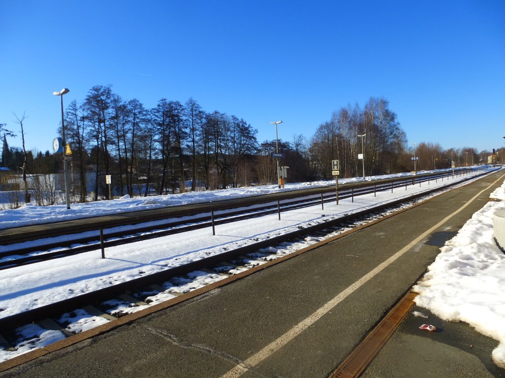 Blick zum Oberkotzauer Bahnhof auf Gleis 3,4 und 5.
Das Foto wurde am 04.03.13 auf der KBS 855 geschossen.
