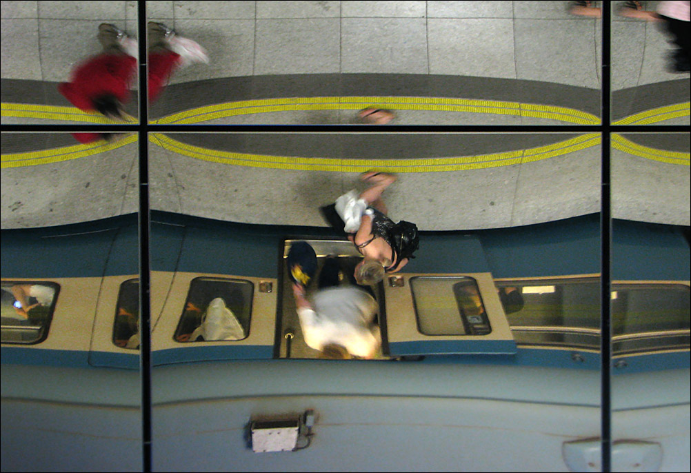 Blick zur Decke -

Spiegelimpression U-Bahnhof  Münchner Freiheit . 

26.06.2010 (J)