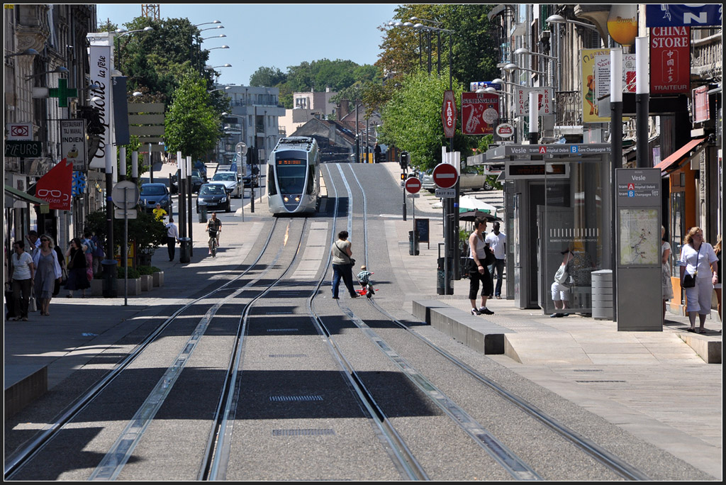 Blick zur Pont de Vesles - 

Tram 117 kommt die Brücke herunter und fährt gleich in die Fußgängerzone von Reims ein. 

23.07.2012 (J)