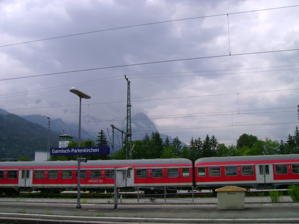 Blickrichtung Zugspitze vom Bahnhof aus in Garmisch-Partenkirchen am 29.06.2009 
Leider habe ich bisher die Zugspitze nie gesehen....(komme aus Berlin und war bisher 3x dort...)