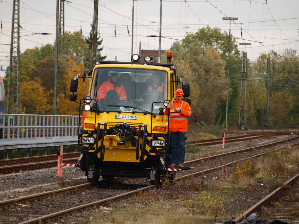 Blitzneuer 2Wegeunimog ( U400) mit Rangierkupplungen am 28.10
.2010 in Aachen Rothe Erde. Dieses noch seltene Spezialfahrzeug soll bei der Bahn die eine oder andere Rangierlok ersetzten und wird �ber Fernsteuerung von dem Rangierer auf dem linken Trittbrett gesteuert. Der Unimog kann bis zu 800 to. schwere Z�ge bewegen.
