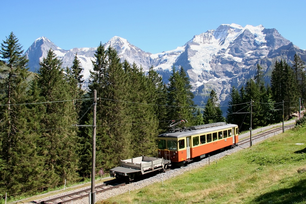 BLM Be 4/4 23 zwischen Grtschalp und Winteregg. Im Hintergrund Eiger, Mnch, Jungfraujoch und Jungfrau.(18.08.2012)