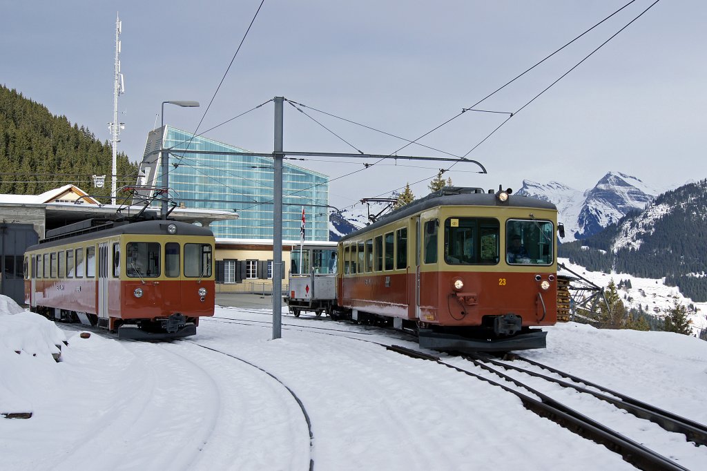 BLM/ASm: Der ASm Triebwagen Be 4/4 102 ex OJB Be 4/4 82 hat dank der Uebernahme durch die BLM berlebt. Er kommt dort als Reservefahrzeug auf der Strecke Grtschalp - Mrren zum Einsatz. Dort dient er zur Untersttzung der gleichalterigen Be 4/4 21 - 23 und als Ersatz fr den BDe 2/4 11 (1913), der den heutigen Anforderungen nicht mehr gengte. Anlsslich der Ueberfuhr zur Bergbahn waren vor allem die Bewltigung der letzten Kilometer sehr spektakulr. Bereits am 21. Dezember 2010 steht der frisch aufgearbeitete BLM Be 4/4 31  LISI  vor der Werksttte Grtschalp anlsslich einer Begegnung mit dem Be 4/4 23. Diese beiden Fahrzeuge mit den Jahrgngen 1966 und 1967 sehen sich zum Verwechseln hnlich. Diese Aufnahme wurde auch unter ASm eingestellt.
Foto: Walter Ruetsch 