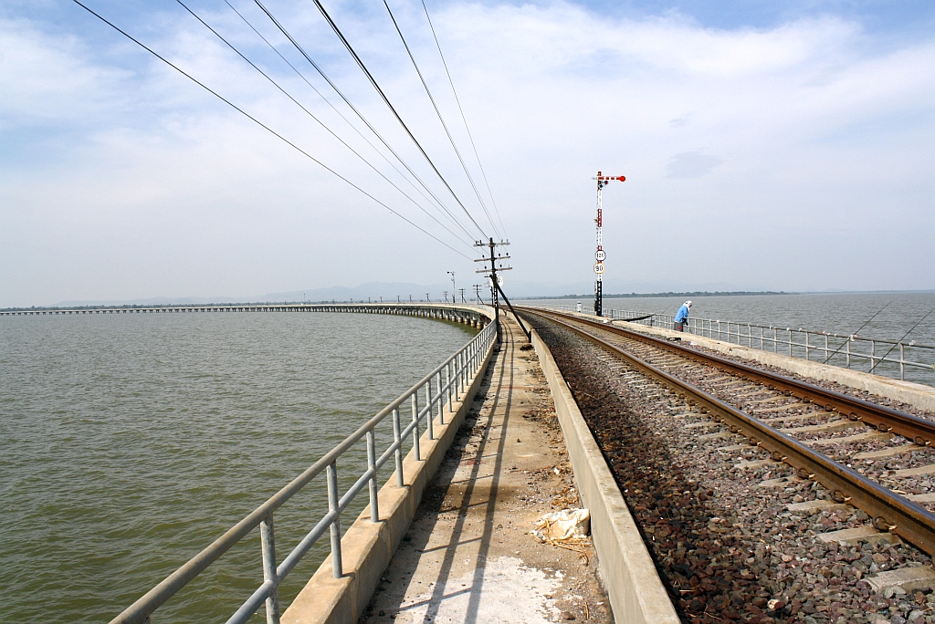 Blocksignal nahe des Bf. Khok Salung am 05.Dezember 2010, gut zu erkennen ist die Streckenfhrung auf Stelzen durch den Jolasid Stausee.