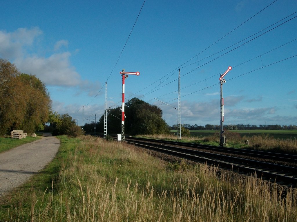 Blocksignale  C  und das in Fahrstellung zeigende Blocksignal  A  in Rambin/Rgen am 14.Oktober 2010.