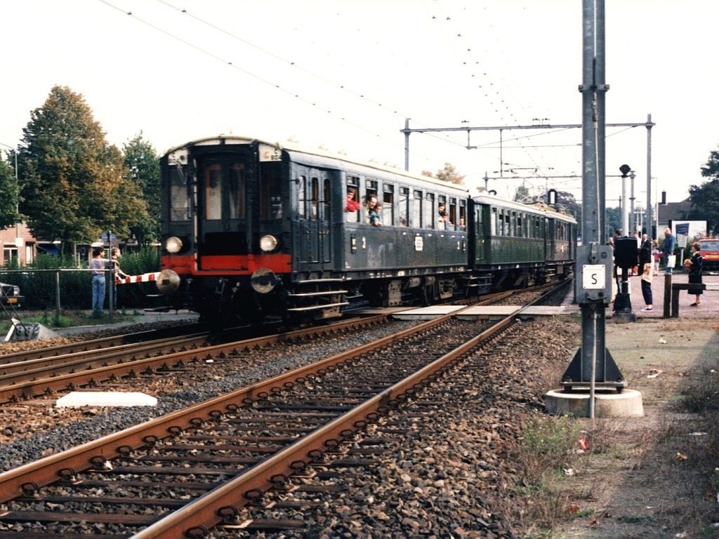  Blokkendozen  NS C8104, NS C8553, BD 9107 mit  Blokkendoos -fahrt Boxtel-Den Bosch auf Bahnhof Boxtel am 25-9-1994. Bild und scan: Date Jan de Vries.