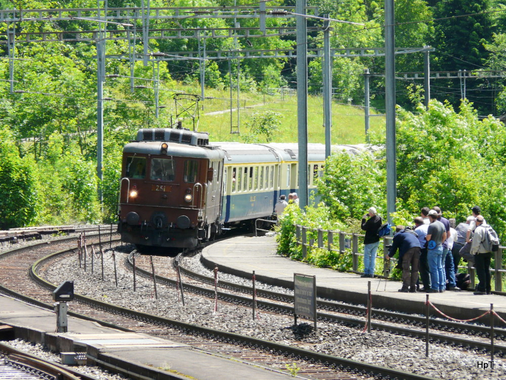 BLS / 100 Jahre Ltschbergbahn - Ae 4/4 251 mit Extrazug nach Kandersteg bei der durchfahrt im Bahnhof Blausee-Mitholz am 30.06.2013