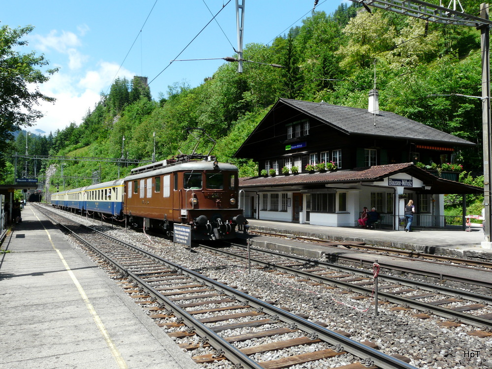 BLS / 100 Jahre Ltschbergbahn - Ae 4/4 251 mit Extrazug von Kandersteg nach Frutigen bei der durchfahrt im Bahnhof Blausee-Mitholz am 30.06.2013