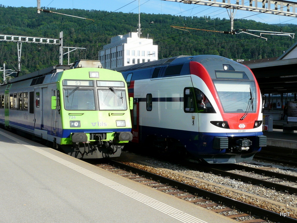 bls / SBB - Regio mit dem Triebwagen RBDe 4/4 565 734 neben einem Testzug  RABe 511 001 im Personenbahnhof Biel am 15.06.2012