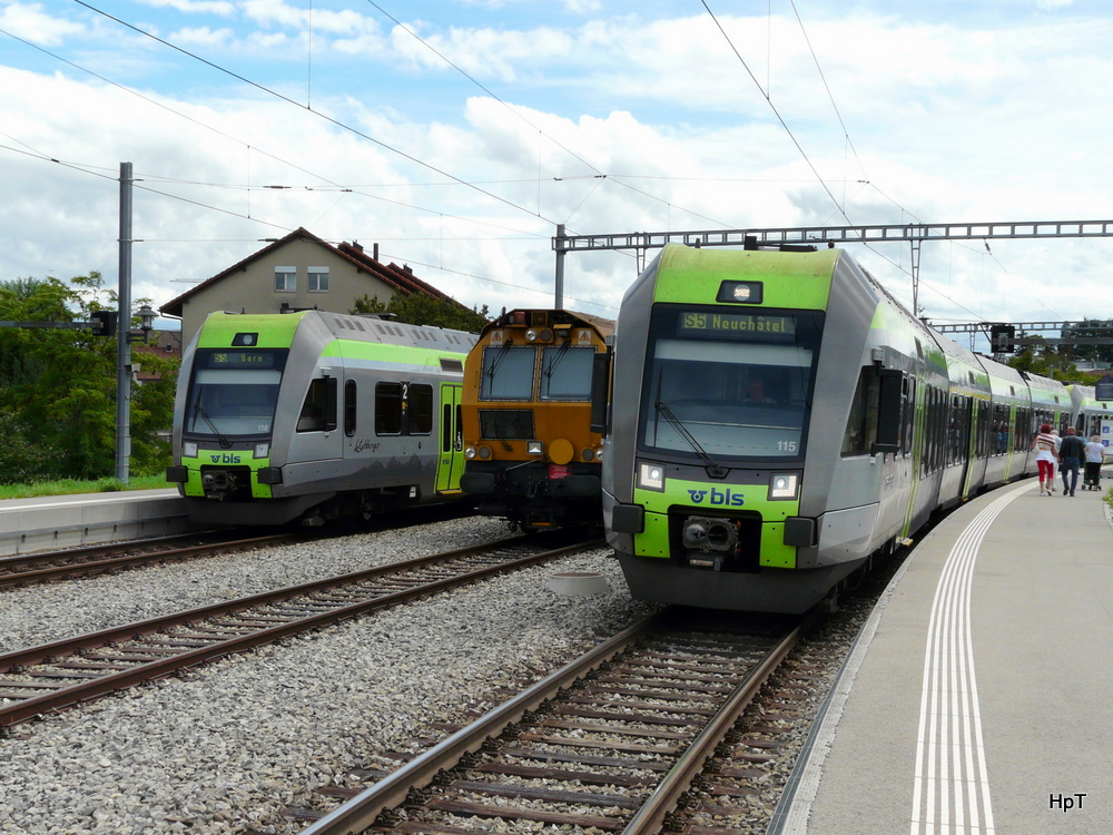 bls  / Scheuchzer - Fahrzeugtreff im Bahnhof Kerzers am 07.08.2011