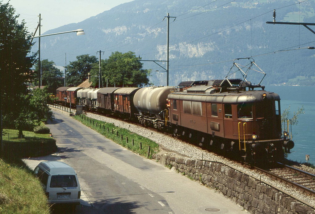 BLS 208 beim Rangieren in Drligen fr Zug 61375 am 21.07.1989.