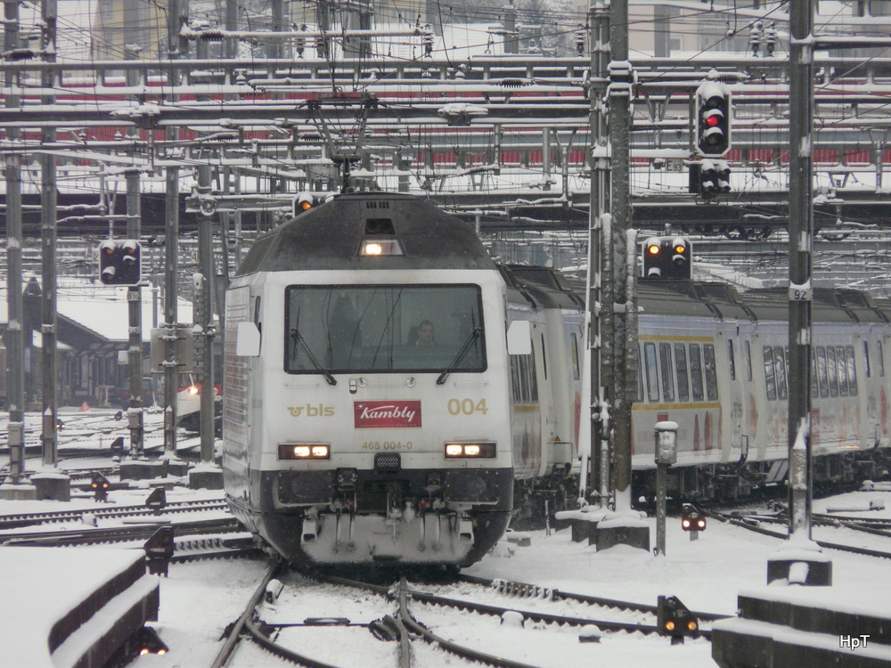 bls - 465 004-0 bei der einfahrt im Bahnhof Luzern am 01.02.2012