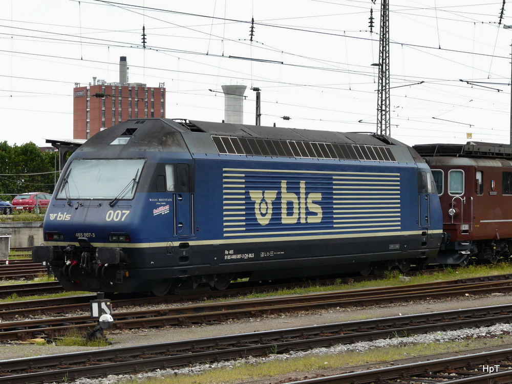 bls - 465 007-3 im Bahnhofsareal von Bahnhof Basel Badischer Bahnhof am 28.07.2012.. Standort des Fotografen auf dem Bahnhofsperron..