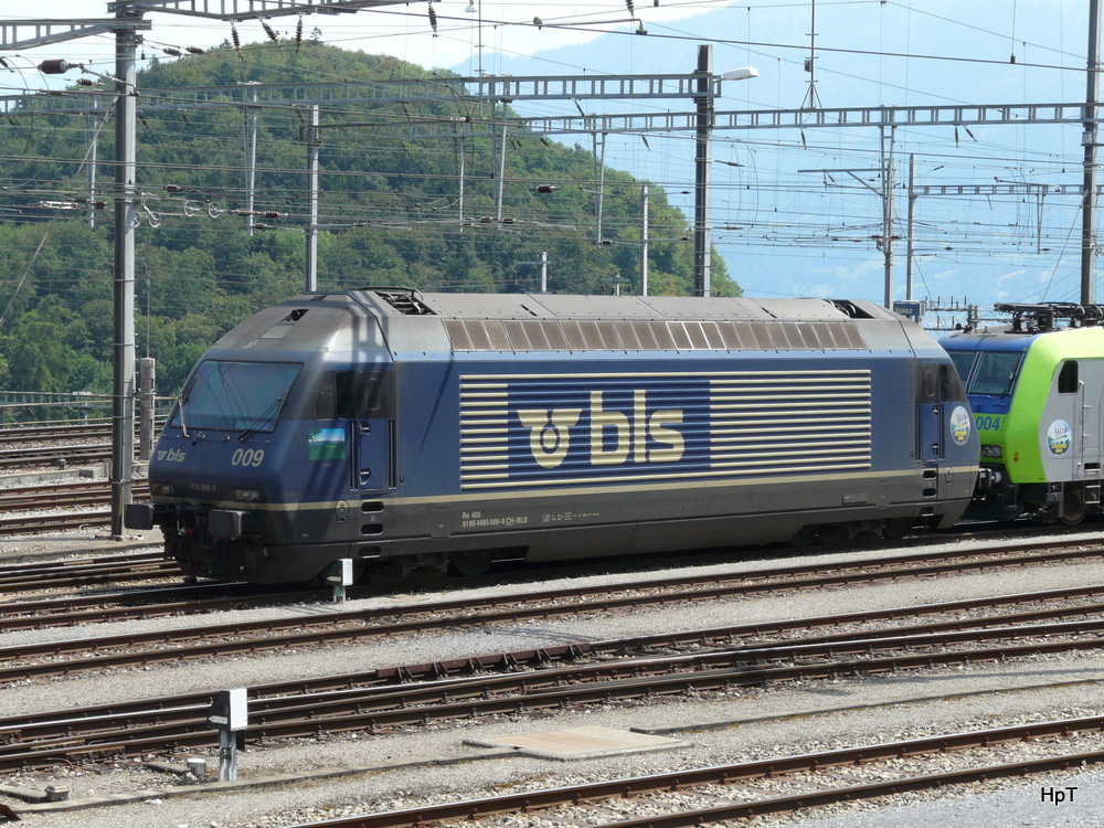bls - 465 009-9 vor der Werksttte in Spiez am 03.08.2013
