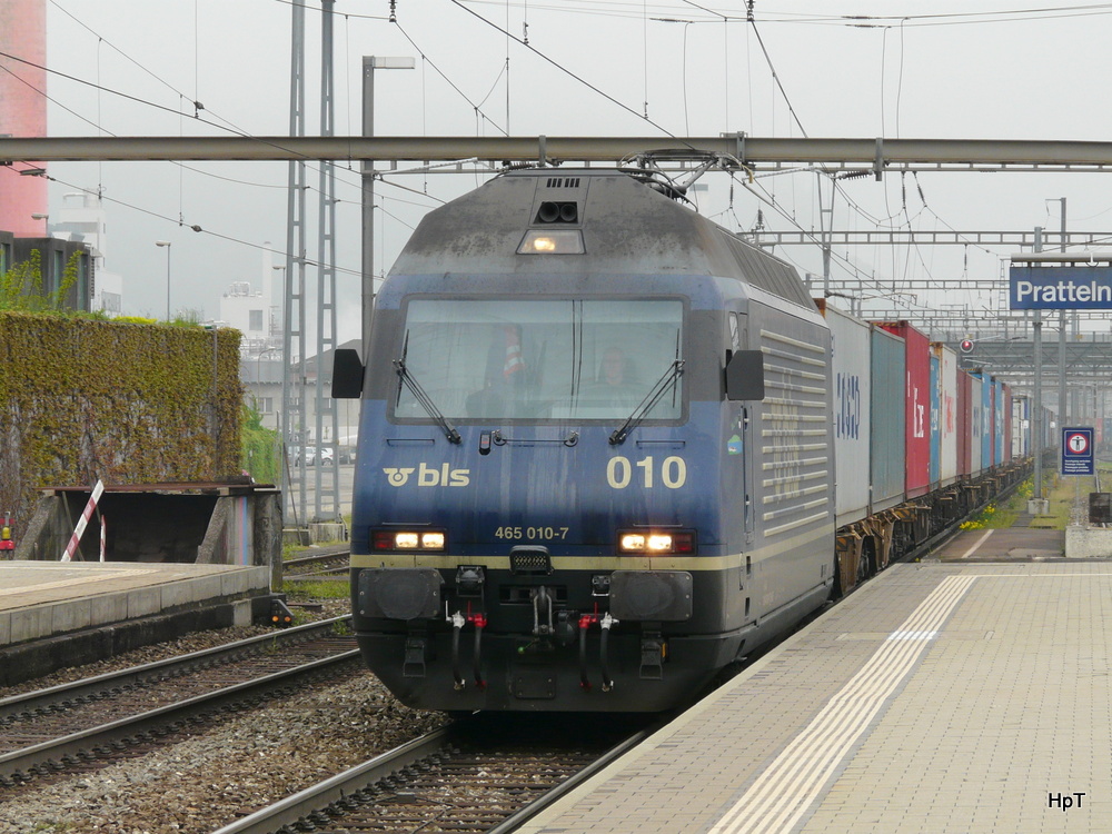 bls - 465 010-7 vor Gterzug bei der durchfahrt im Bahnhof Prattelen am 02.05.2013