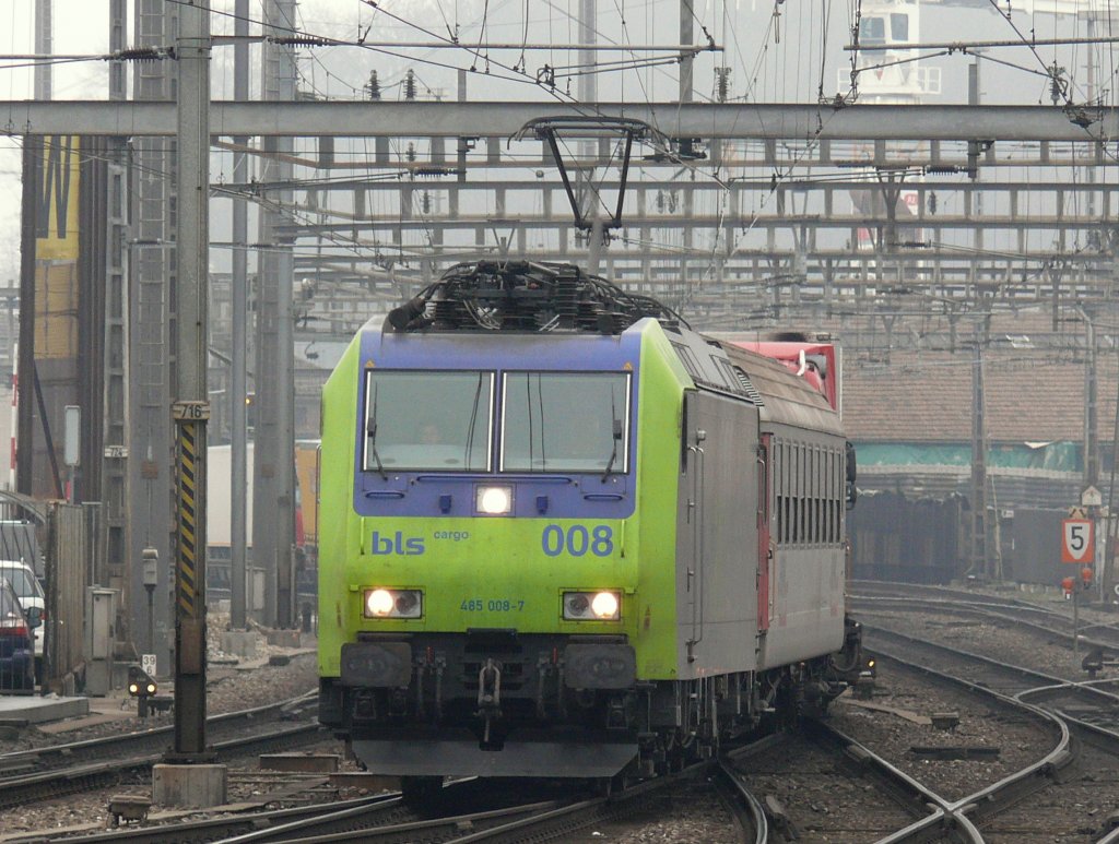 BLS 485 008-7 bei der Einfahrt in Bahnhof Olten am 20.11.10