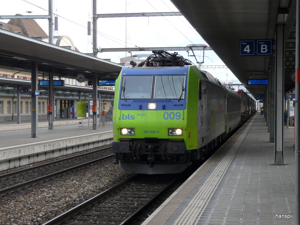 bls - 485 009-5 mit Rolla bei der durchfahrt im Bahnhof Spiez am 26.01.2013