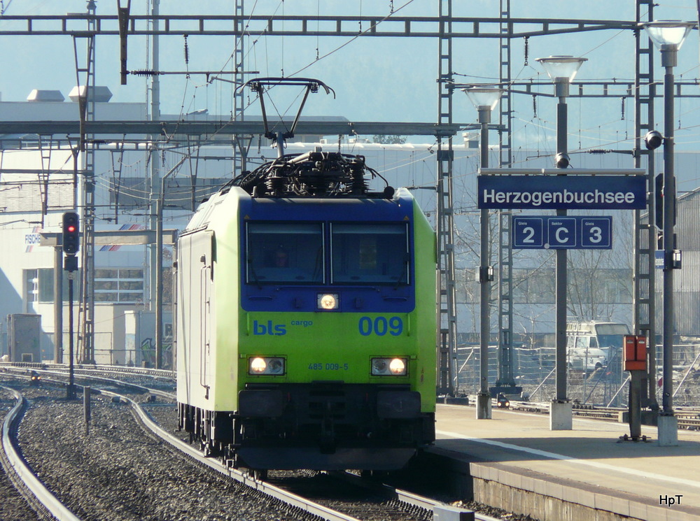 bls - 485 009-5 unterwegs als Lokzug bei der Durchfahrt im Bahnhof Herzogenbuchsee am 06.02.2011