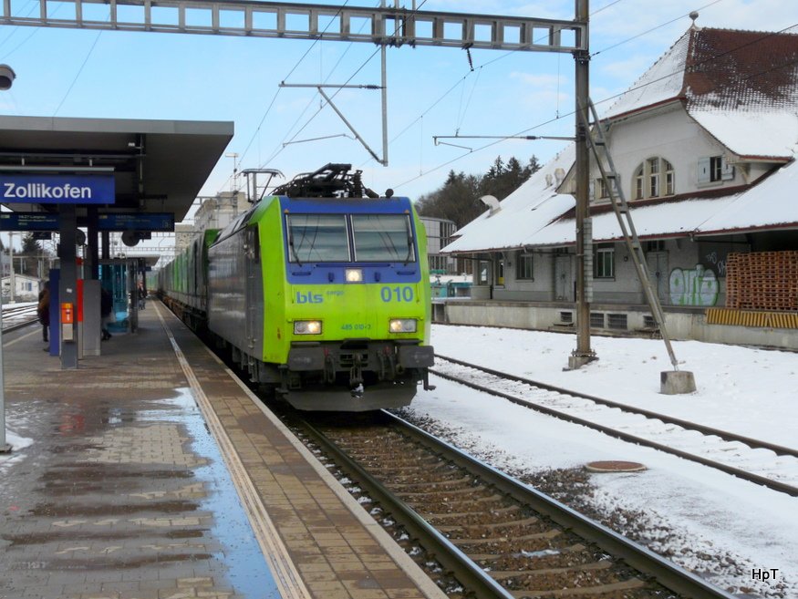 bls - 485 010-3 vor Gterzug bei der Durchfahrt im Bahnhof Zollikofen am 30.01.2010