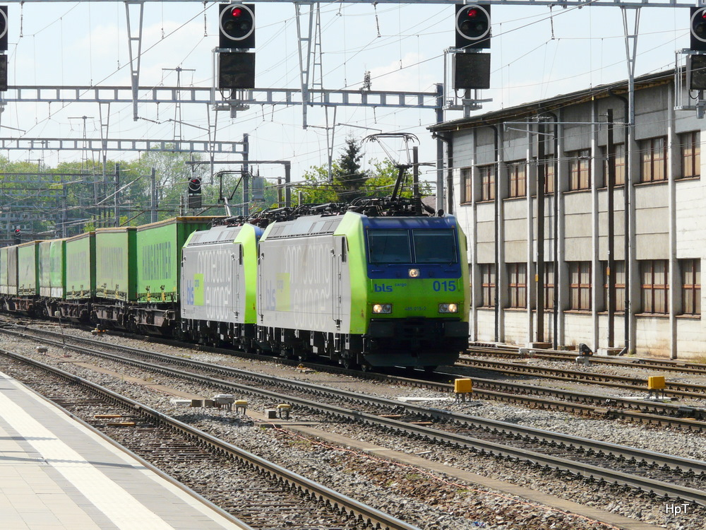 bls - 485 012-2 zusammen mit der 485 006-1 bei der Durchfahrt im Bahnhof Burgdorf am 22.05.2010