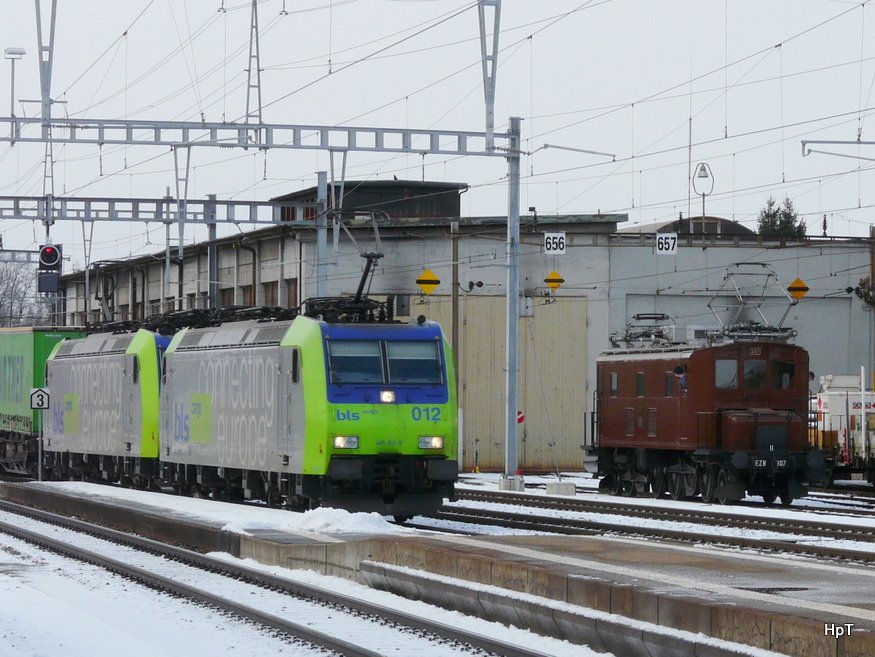 bls - 485 012 und 485 vor Gterzug bei der Durchfahrt im Bahnhof Burgdorf neben der Lok Ce 4/6 307 am 30.01.2010