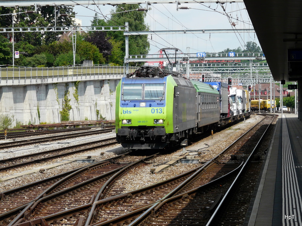 bls - 485 013-7 mit Rolla bei der einfahrt in den Bahnhof Spiez am 01.07.2011