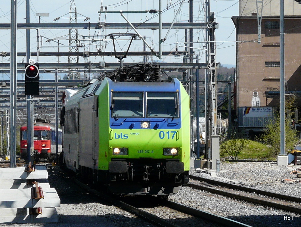 bls- 485 017-8 mit Rolla bei der durchfahrt im Bahnhof Zollikofen am 26.04.2012