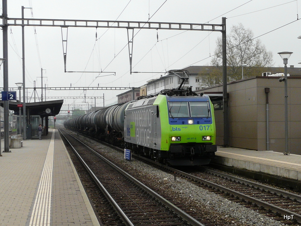 bls - 485 017-8 vor Gterzug bei der Durchfahrt im Bahnhof Prattelen am 02.05.2013