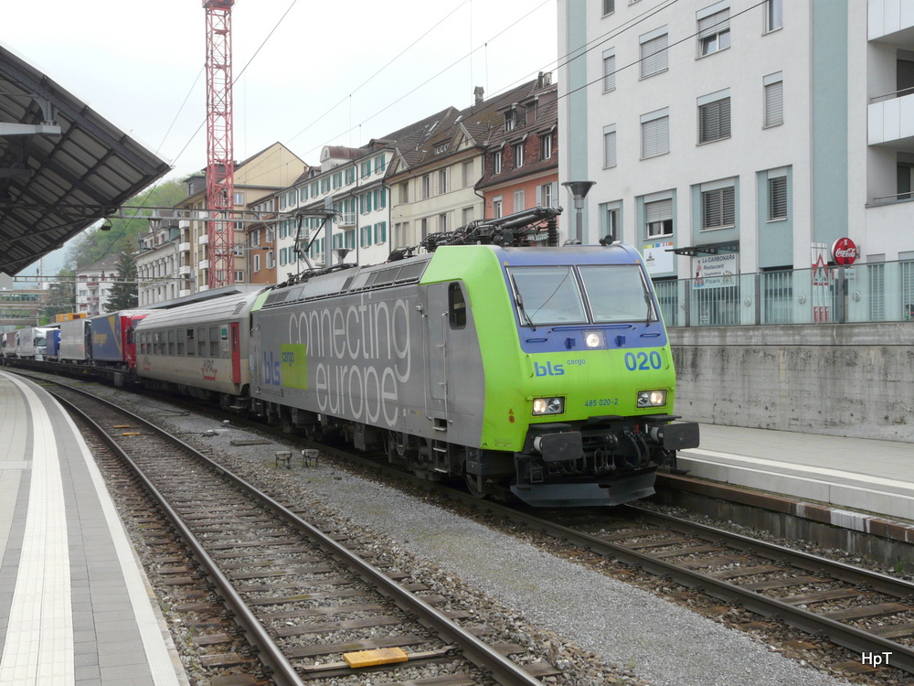 bls - 485 020-2 vor Rolla im Bahnhof Olten am 02.05.2013